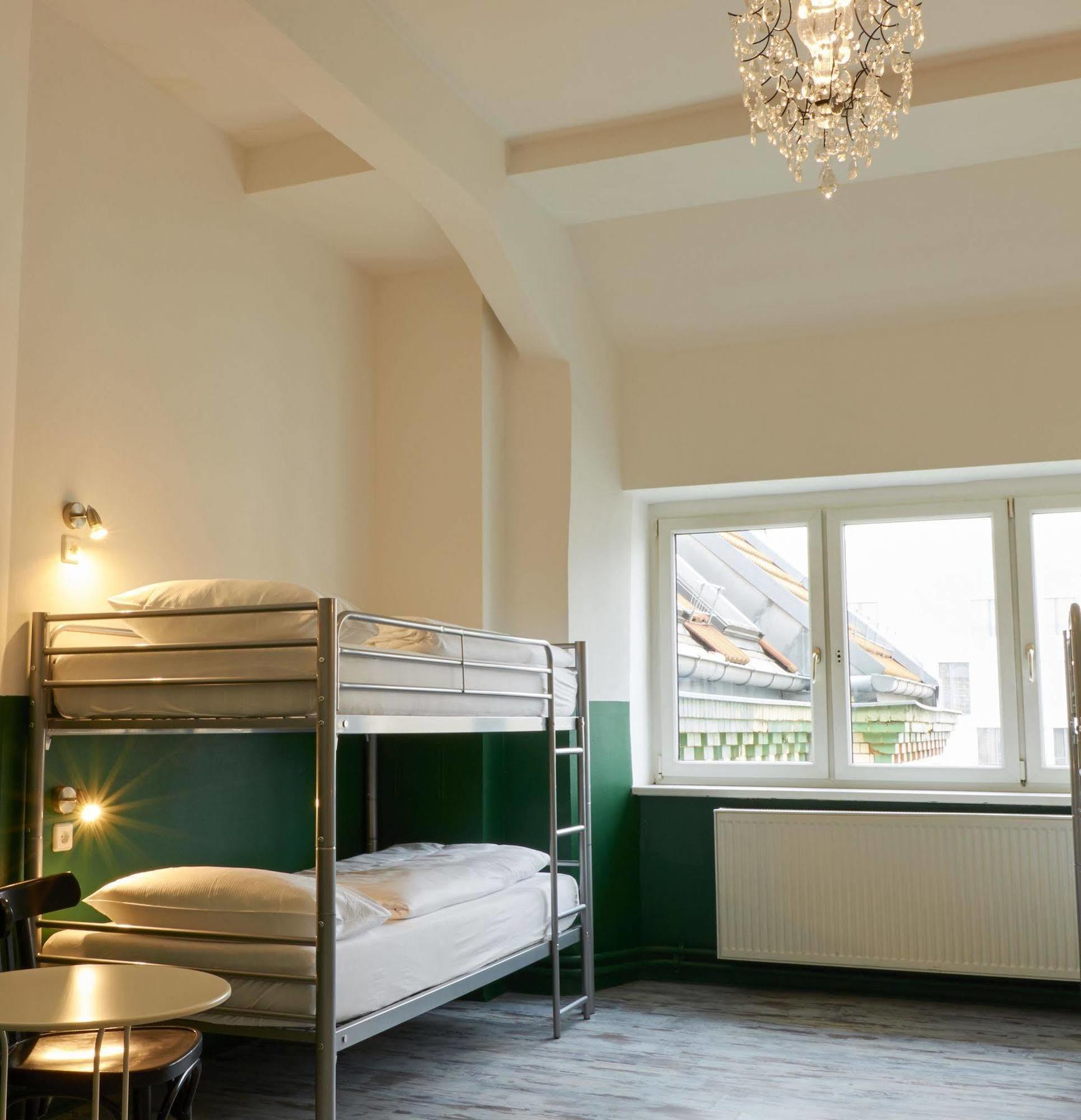 Ballhaus Ostello *